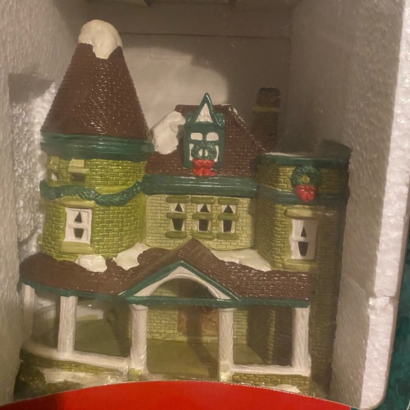 Santa’s House Christmas in Vermont Illuminated House - Picture 2 of 5